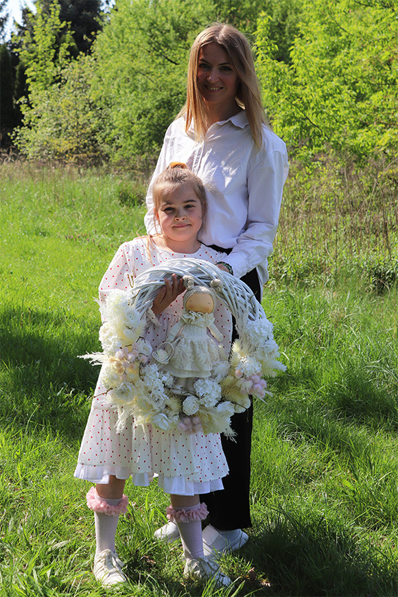 Doll Madleine, wianek dekoracyjny z lalką