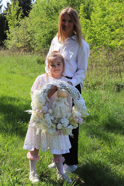 Doll Madleine, wianek dekoracyjny z lalką