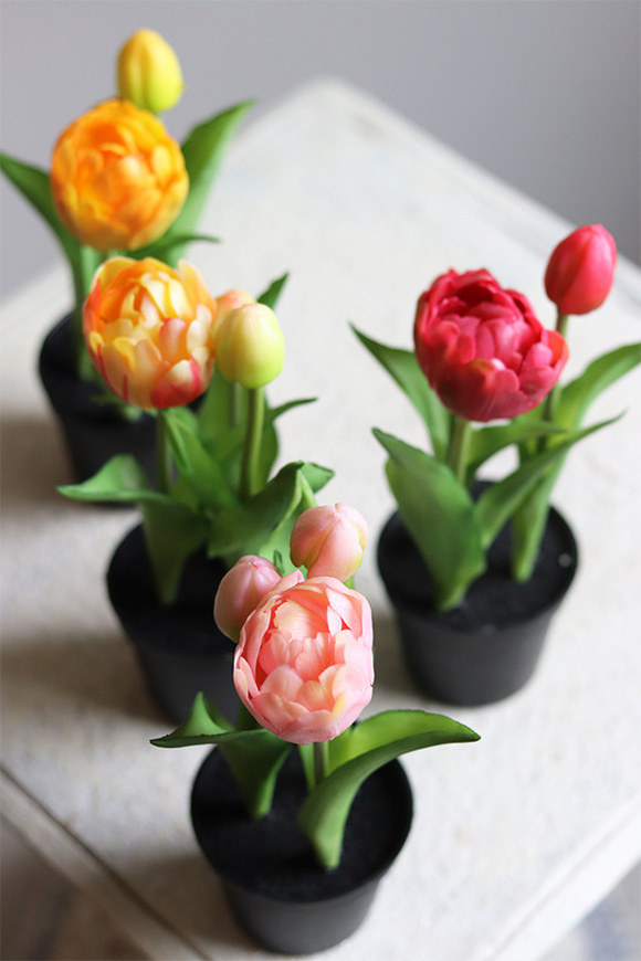 kompozycja z gumowych tulipanów w doniczce, żółty