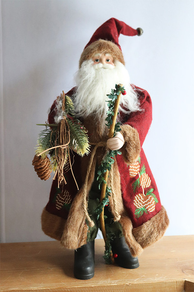 figurka/miękki stojący Mikołaj z gałązkami świerku