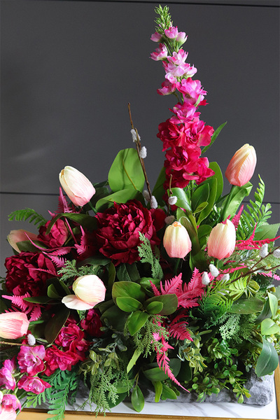 Filomeni Volcan, kompozycja nagrobna na ciężkiej tacy