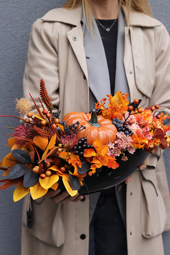 Pomarańczovy Laos, jesienna kompozycja kwiatowa z dynią