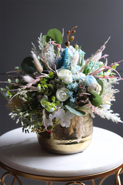 Blue Delicate, kompozycja w złotym naczyniu