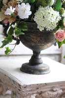 Baronessa 2, bogata kompozycja kwiatowa w złotym, patynowanym pucharze, wys.60cm 