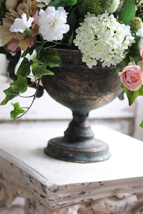 Baronessa 2, bogata kompozycja kwiatowa w złotym, patynowanym pucharze, wys.60cm 