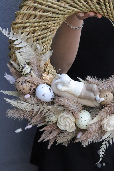 Zrelaksowany Zając, wiosenny wianek z zajączkiem