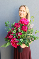 Luiza Deluxe, bukiet nagrobny z peoniami we wkładzie