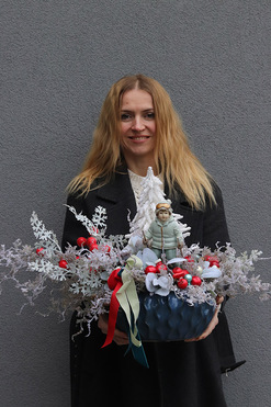 OD RĘKI Narciarz, wysokiej jakości stroik świąteczny, wym.44x68x34cm