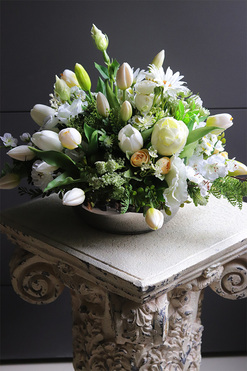 Milenda 2, kompozycja z gumowymi tulipanami w srebrnym naczyniu, wym.31x50cm