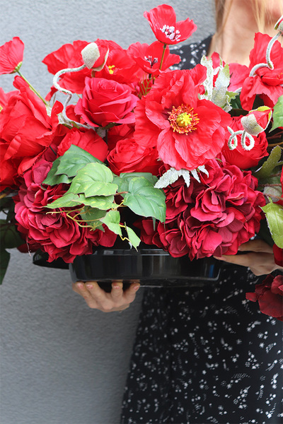 Czerwone Dni, girlanda nagrobna z różami