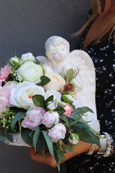 Biały Anioł 2, dekoracja nagrobna z betonowym aniołem	