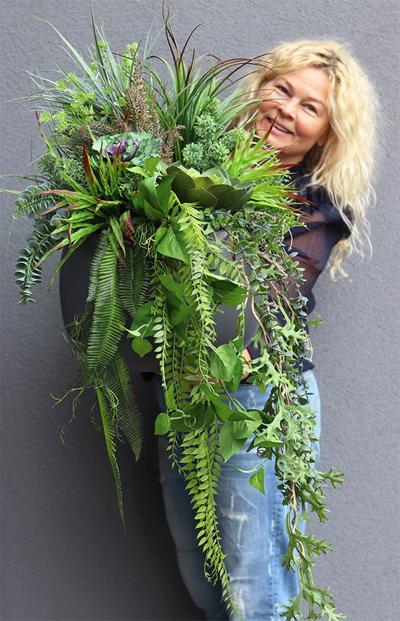 Walter Maestria, kompozycja z sukulentami w donicy fiberglass