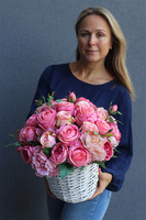 Romantyczna róża, kosz z różowymi kwiatami