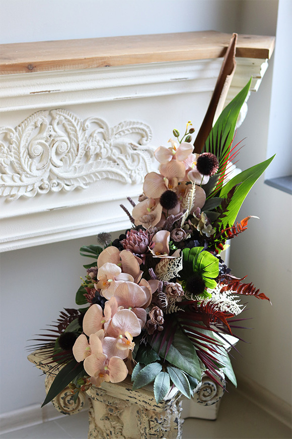 Mortario Orchids, kompozycja nagrobna w metalowym naczyniu