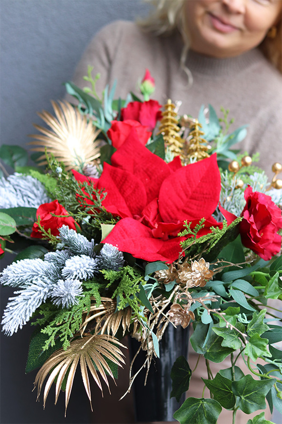 Red Winter, świąteczny bukiet nagrobny we wkładzie