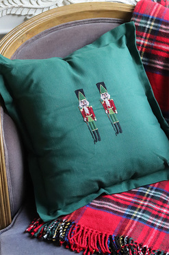 OD RĘKI Xmas Nutcrackers, świąteczna poduszka, zielona, wym.45x45cm