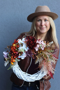 Chryzantemia, asymetryczny jesienny wianek, rozp.30cm