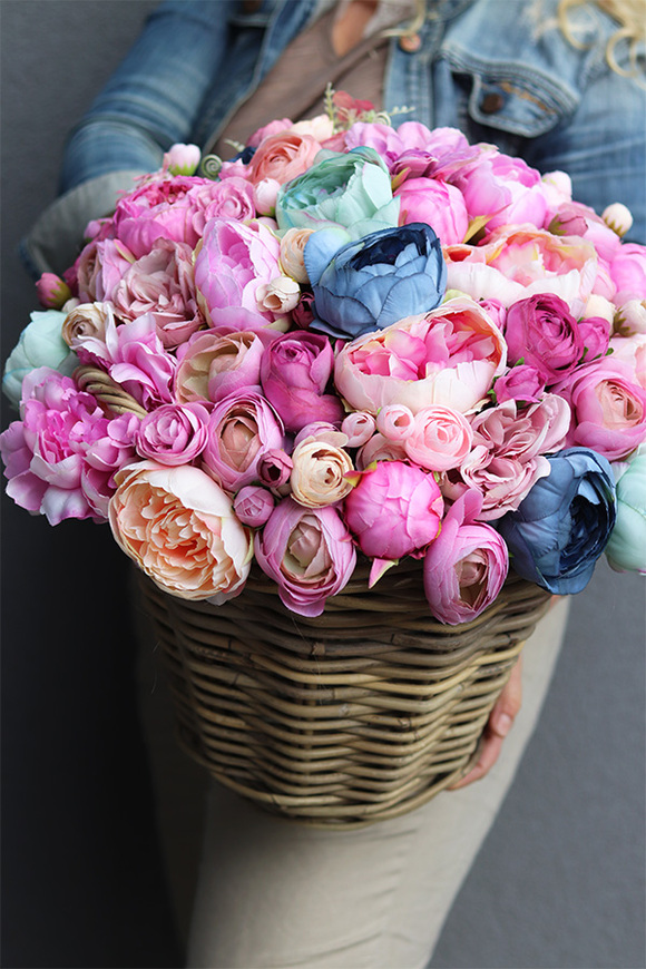 Caryca Renato 2, bogaty kosz z peoniami