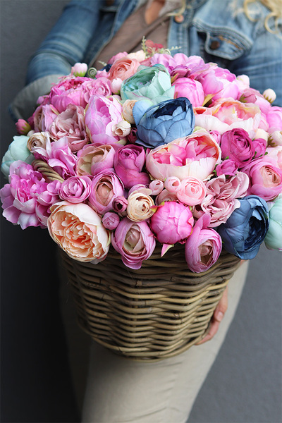 Caryca Renato 2, bogaty kosz z peoniami