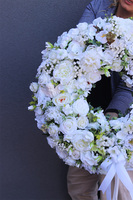 Innocence, dekoracyjny wianek z białymi kwiatami