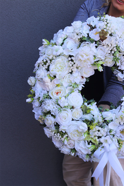 Innocence, dekoracyjny wianek z białymi kwiatami