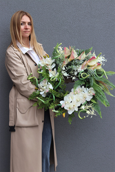 Ulisses, wieniec nagrobny z cymbydium i kalie