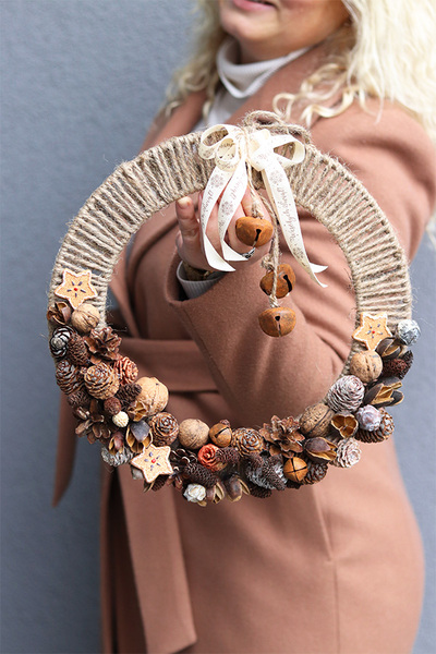 Neutral X-mas, zimowy wianek na drzwi z dzwonkami