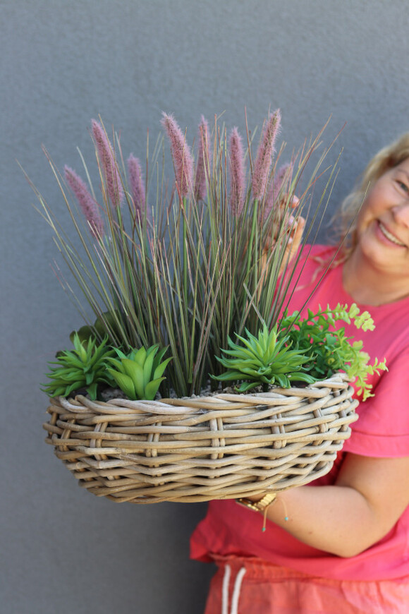 Rattania Alabama, kompozycja z traw i sukulentów w koszu