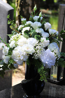 Fleurs Blanches, bukiet nagrobny we wkładzie do wazonu