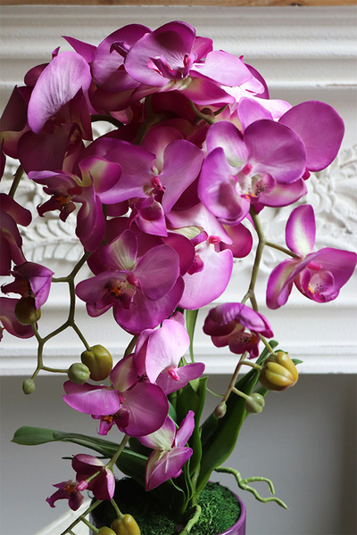 Fioleta, sztuczny storczyk w fioletowej donicy