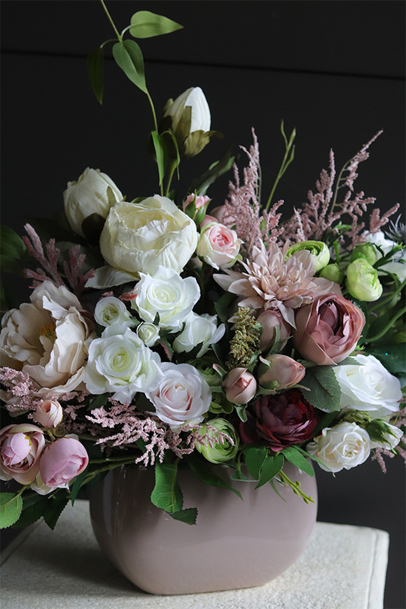 Neolita Beige, kompozycja kwiatowa w naczyniu