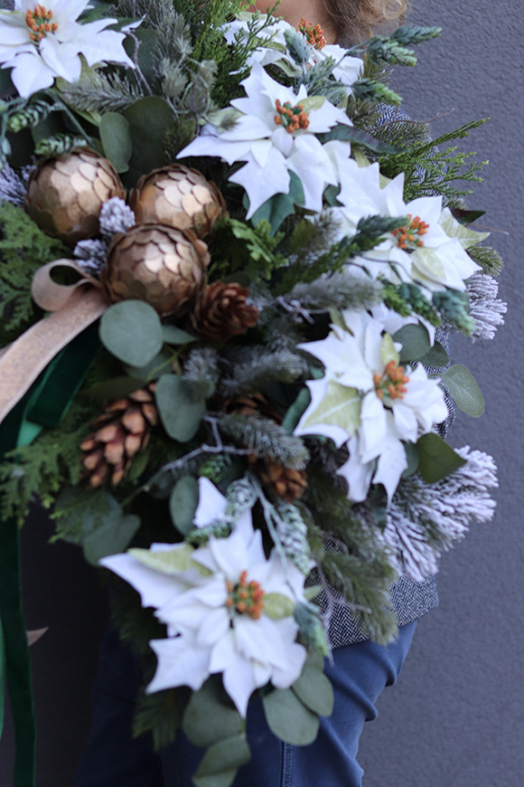 Białe Wspomnienia, kompozycja nagrobna w misie