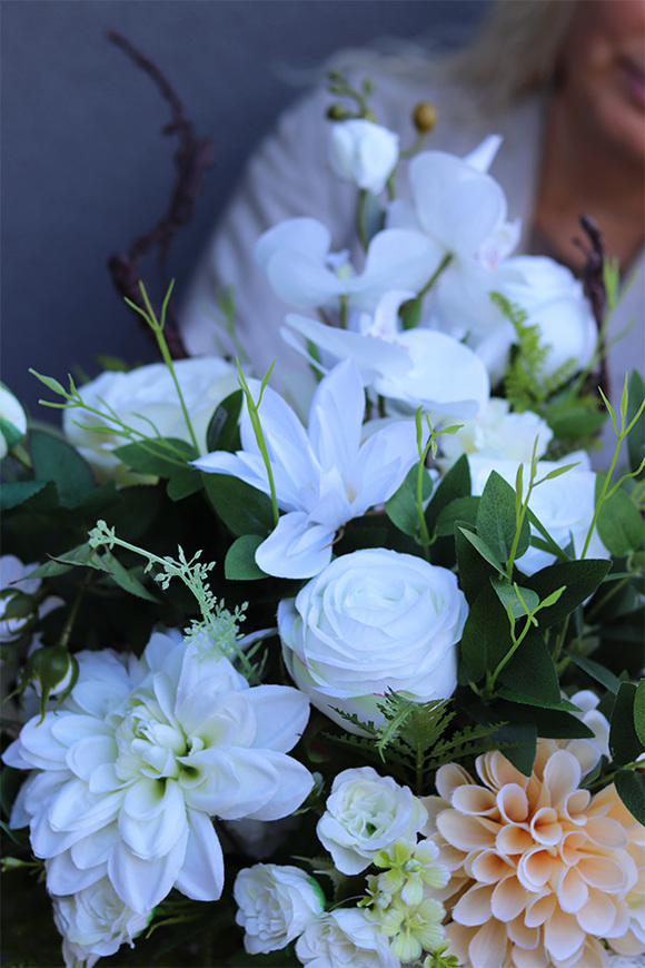 Angelo White Lux, nowoczesny bukiet nagrobny we wkładzie