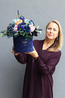 Flamenco Blue Velvet, granatowy flowerbox z kolorowymi kwiatami