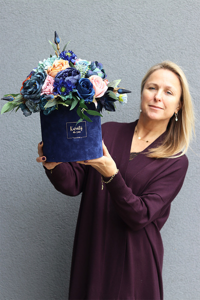Flamenco Blue Velvet, granatowy flowerbox z kolorowymi kwiatami