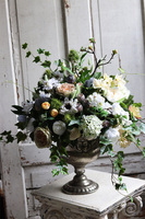 Baronessa 2, bogata kompozycja kwiatowa w złotym, patynowanym pucharze, wys.60cm 