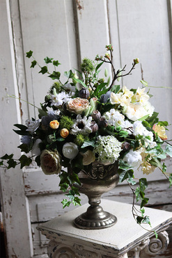 Baronessa 2, bogata kompozycja kwiatowa w złotym, patynowanym pucharze, wys.60cm 