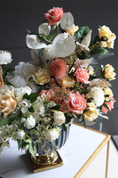 Ateneum, kompozycja kwiatowa w naczyniu