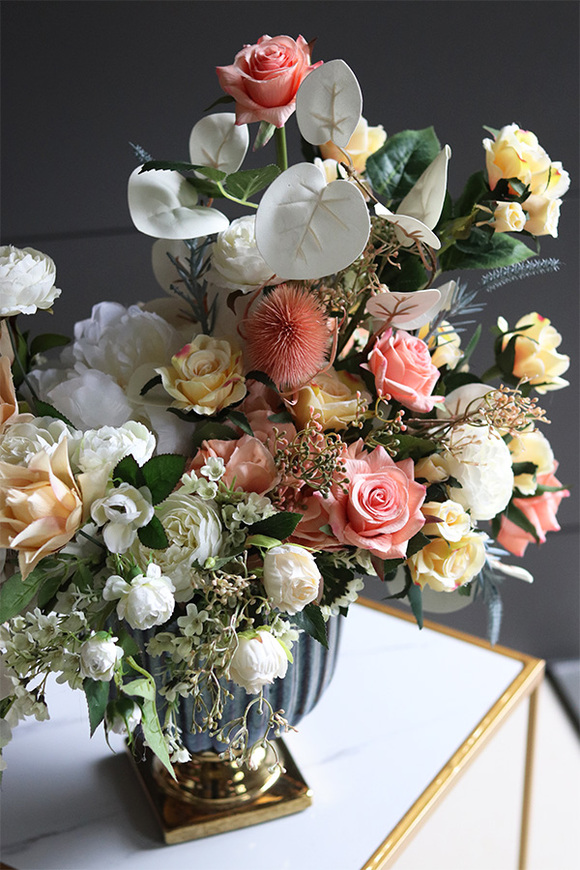 Ateneum, kompozycja kwiatowa w naczyniu