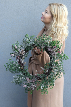 OD RĘKI Modrzew Simple, zimowy wianek na drzwi, wym.50cm