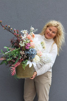 Vivaldi, nowoczesna dekoracja kwiatowa w złotym naczyniu