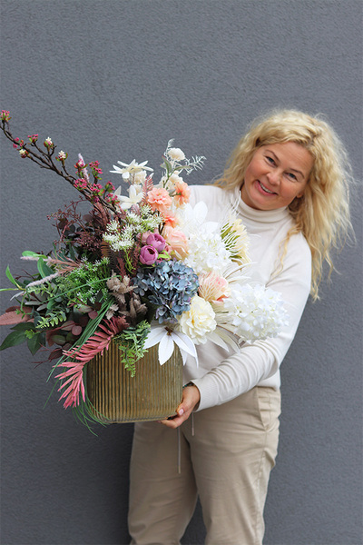 Vivaldi, nowoczesna dekoracja kwiatowa w złotym naczyniu