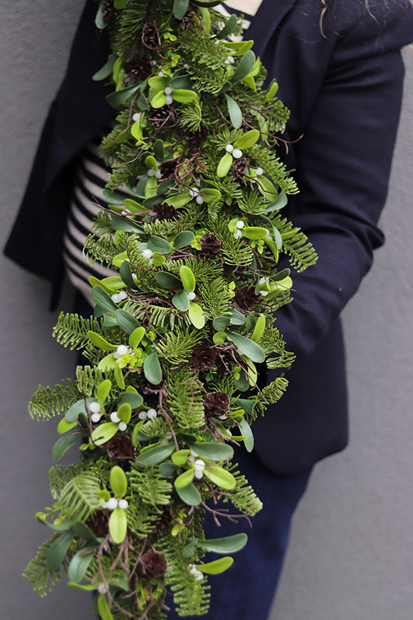 W Lesie, iglasta girlanda zimowa z jemiołą