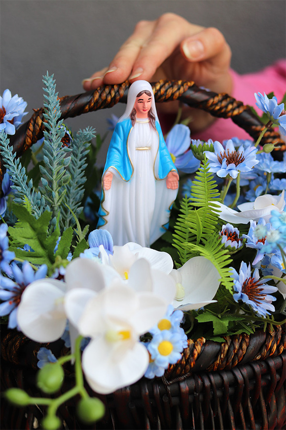 Ave Maryja, kompozycja nagrobna w koszu