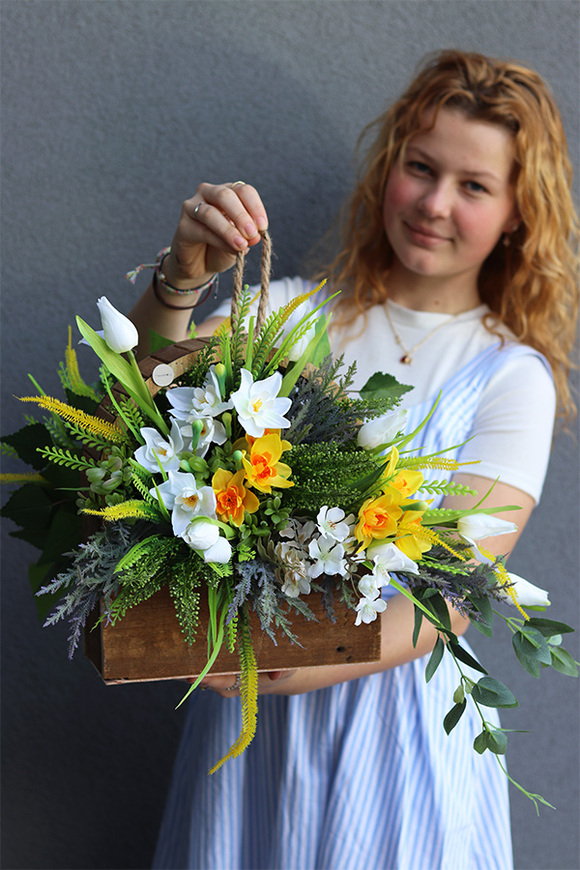 Kellasa, wiosenna kompozycja nagrobna w skrzynce