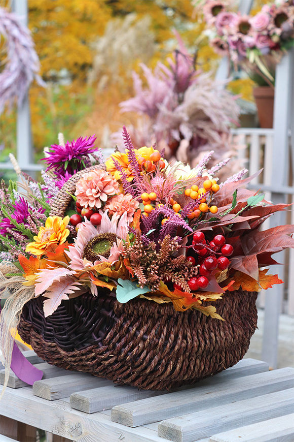 Wrzosowisko, barwny jesienny kosz z kwiatami