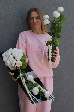 New Design Roses Ecru, nowoczesny bukiet nagrobny we wkładzie, dł.52cm 
