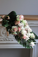 Mortario Roses, nowoczesny bukiet nagrobny do położenia, wys.75cm