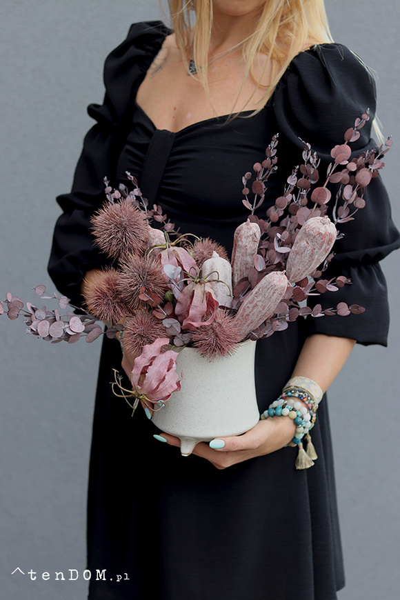  Izaria, kompozycja kwiatowa w naczyniu