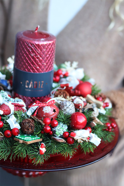 Red Winter, stroik ze świecą na szklanej paterze